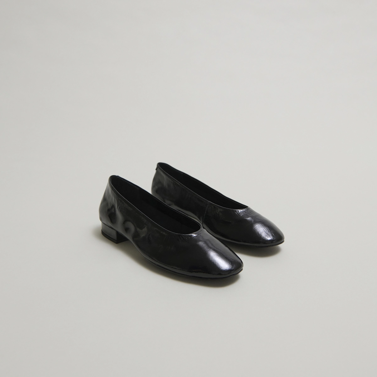 Ballet flats with small heels in black pleated varnish | LEA