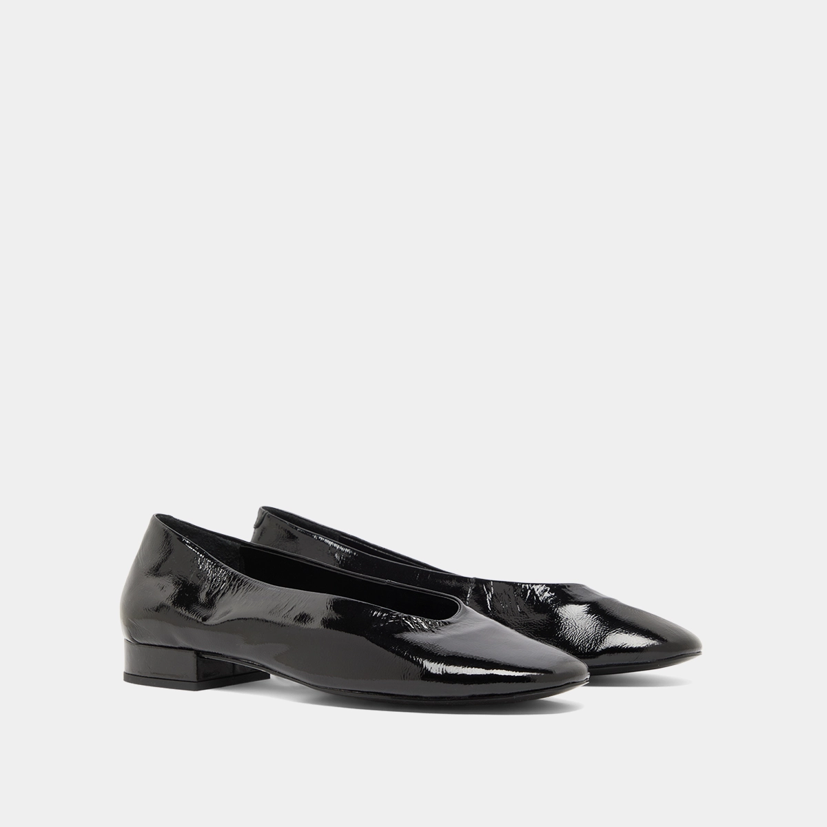 Ballet flats with small heels in black pleated varnish | LEA