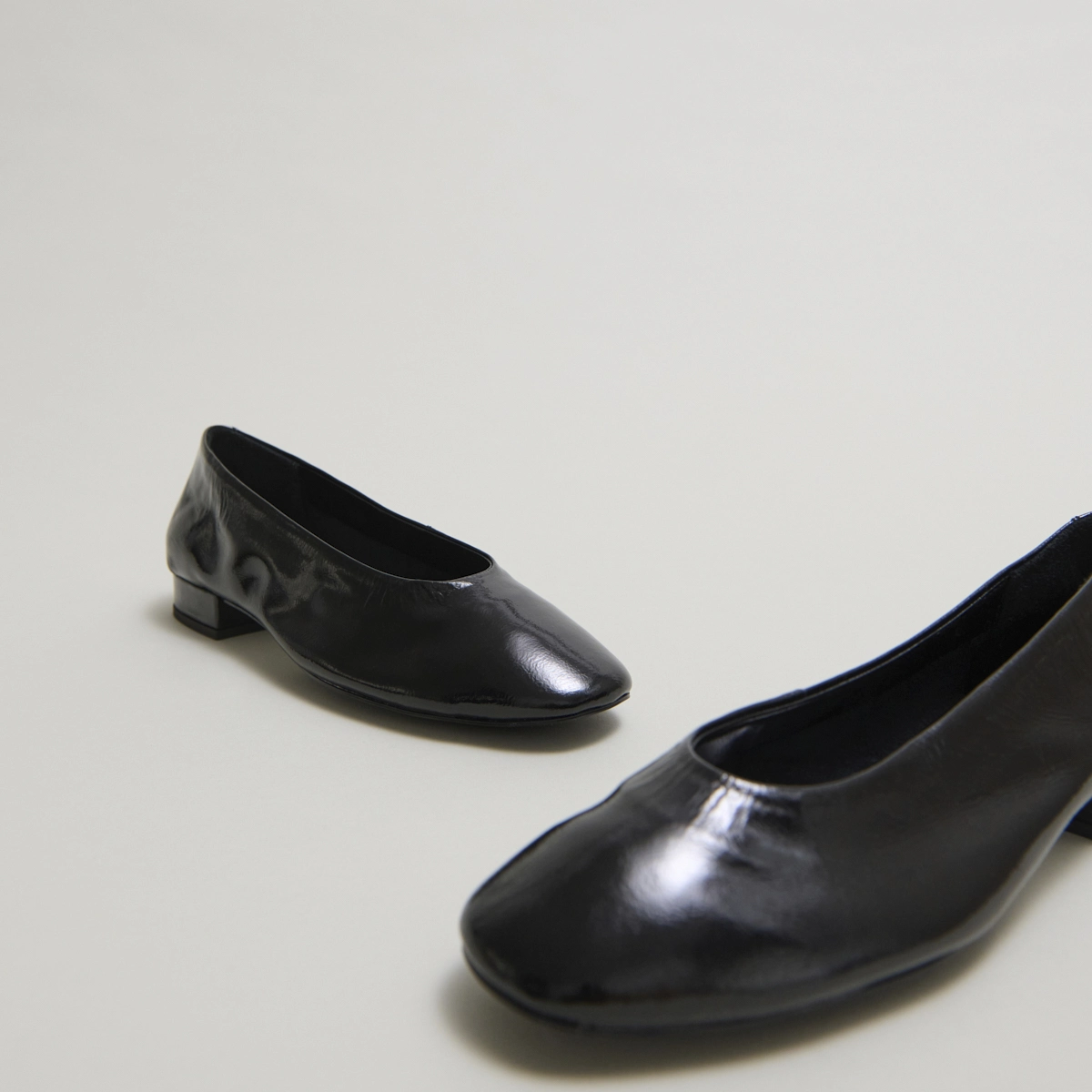 Ballet flats with small heels in black pleated varnish | LEA