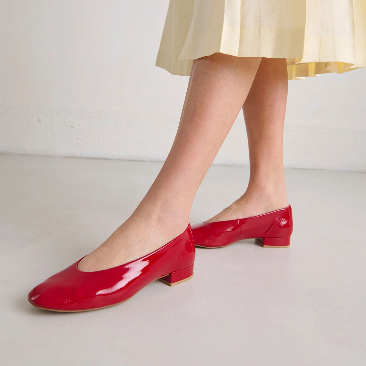 Ballet flats with small heels in red pleated varnish | LEA