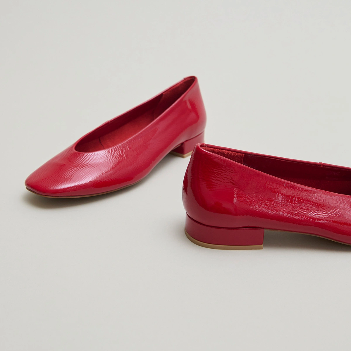 Ballet flats with small heels in red pleated varnish | LEA