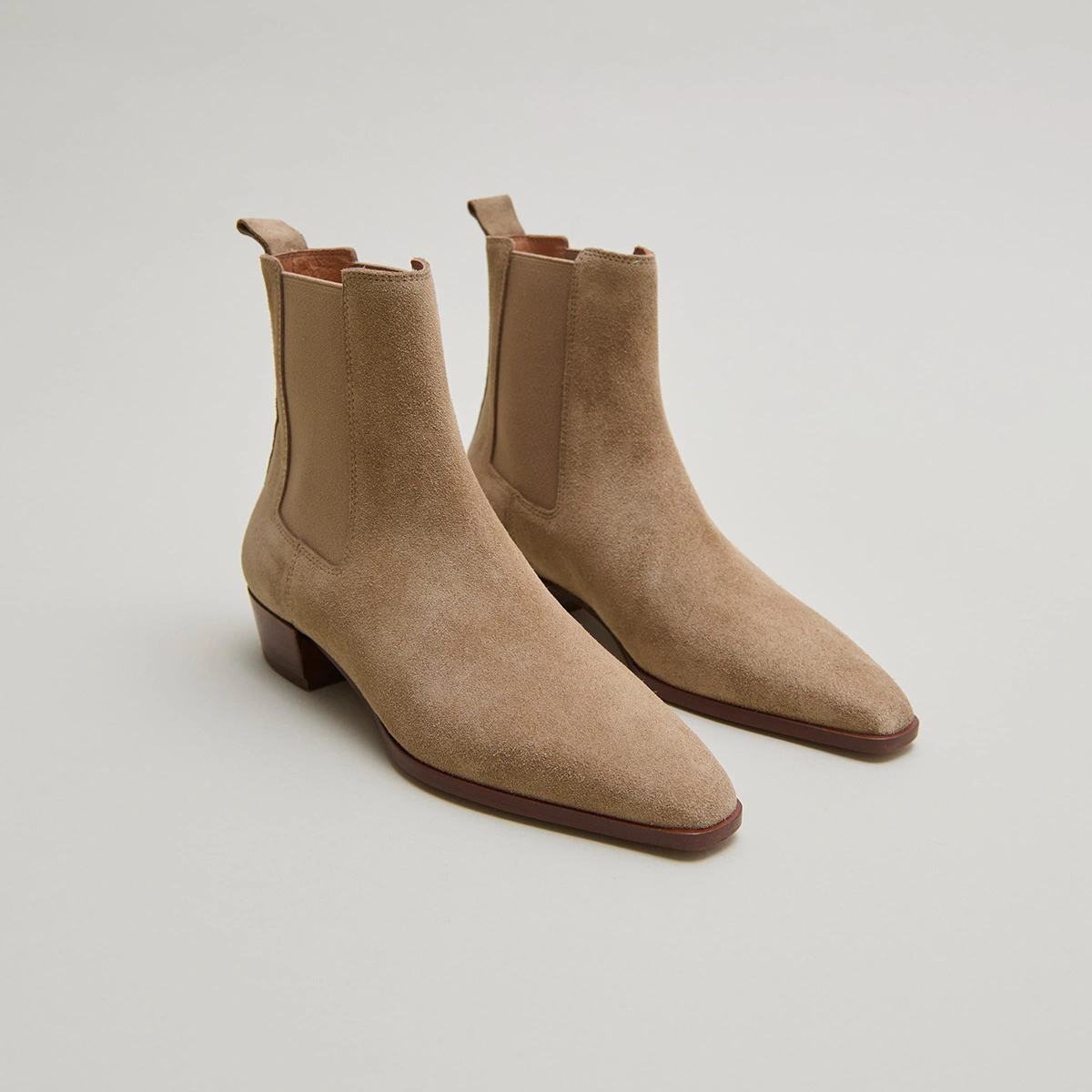 Lowoots with slight bevelled heels and pointed toes in taupe suede | PAPAYE