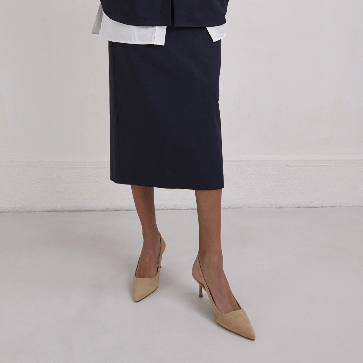 Pointed-toe pumps in camel velvet | DIAMANTINE
