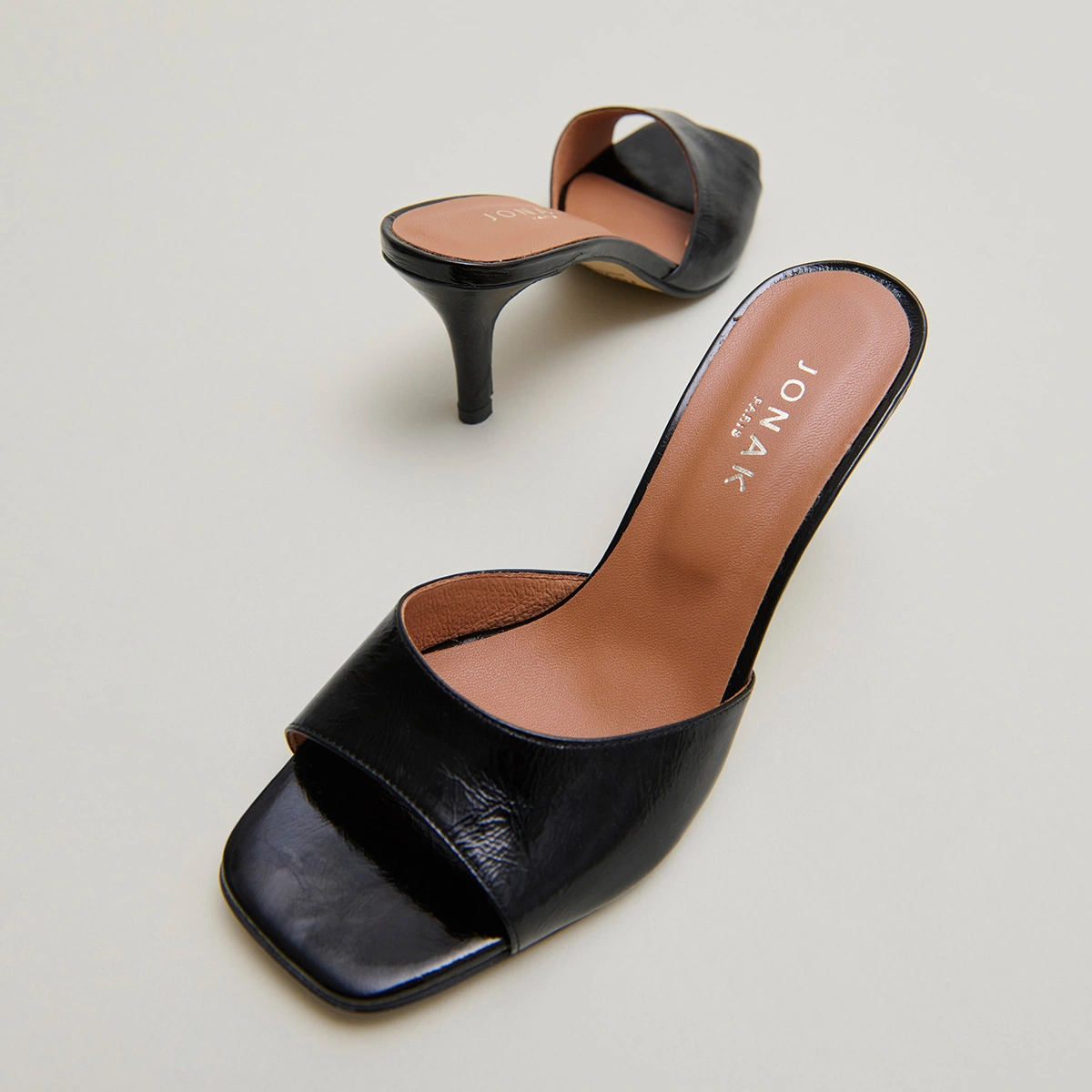 Heeled mules in black shiny leather | VERTIGO