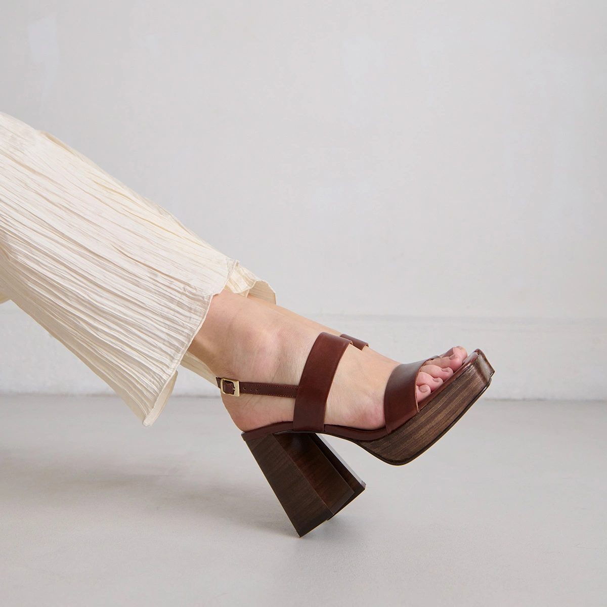 Sandals in brown leather | VERDE