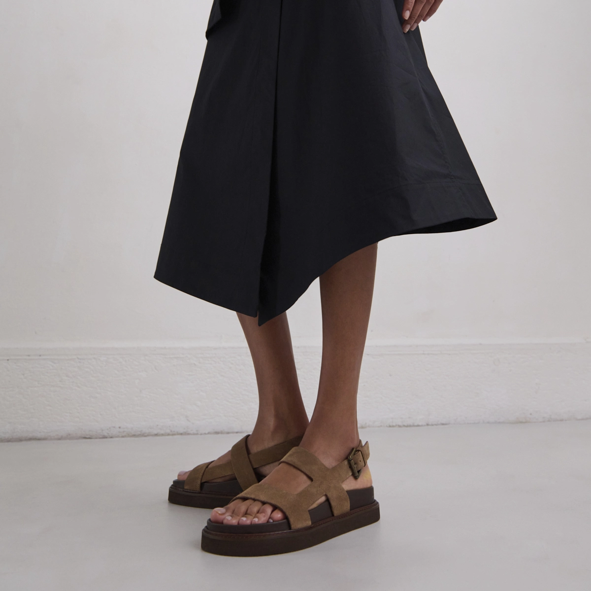 Cross-strap sandals in taupe suede | LAGUNE