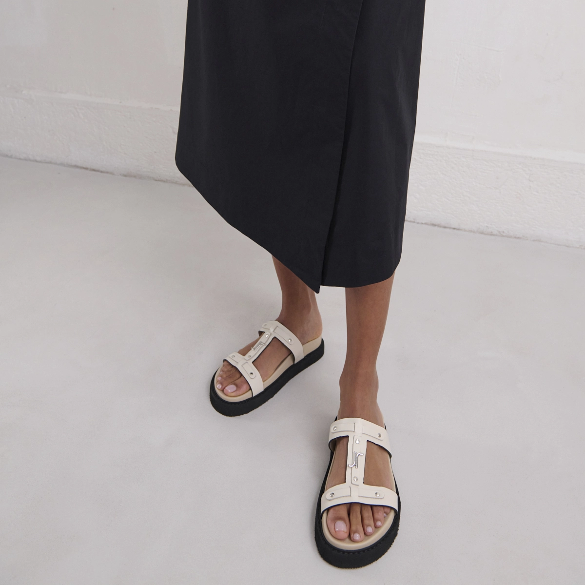 Platforms sandals in ecru glazed leather | LUANA