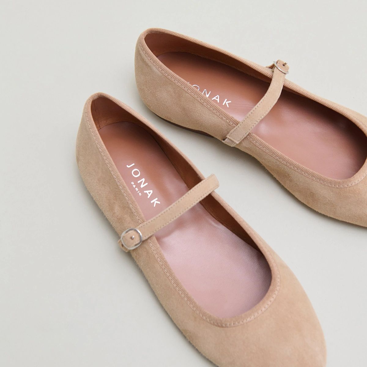 Ballet flats with straps in camel suede | DOUCEUR