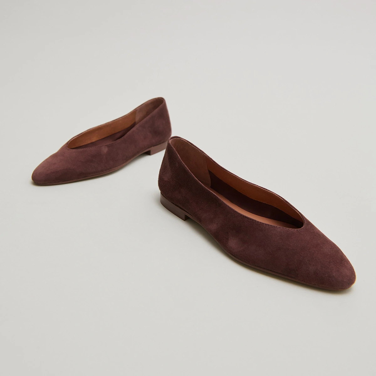 Pointed-toe ballet flats in dark brown velvet | DASSUS