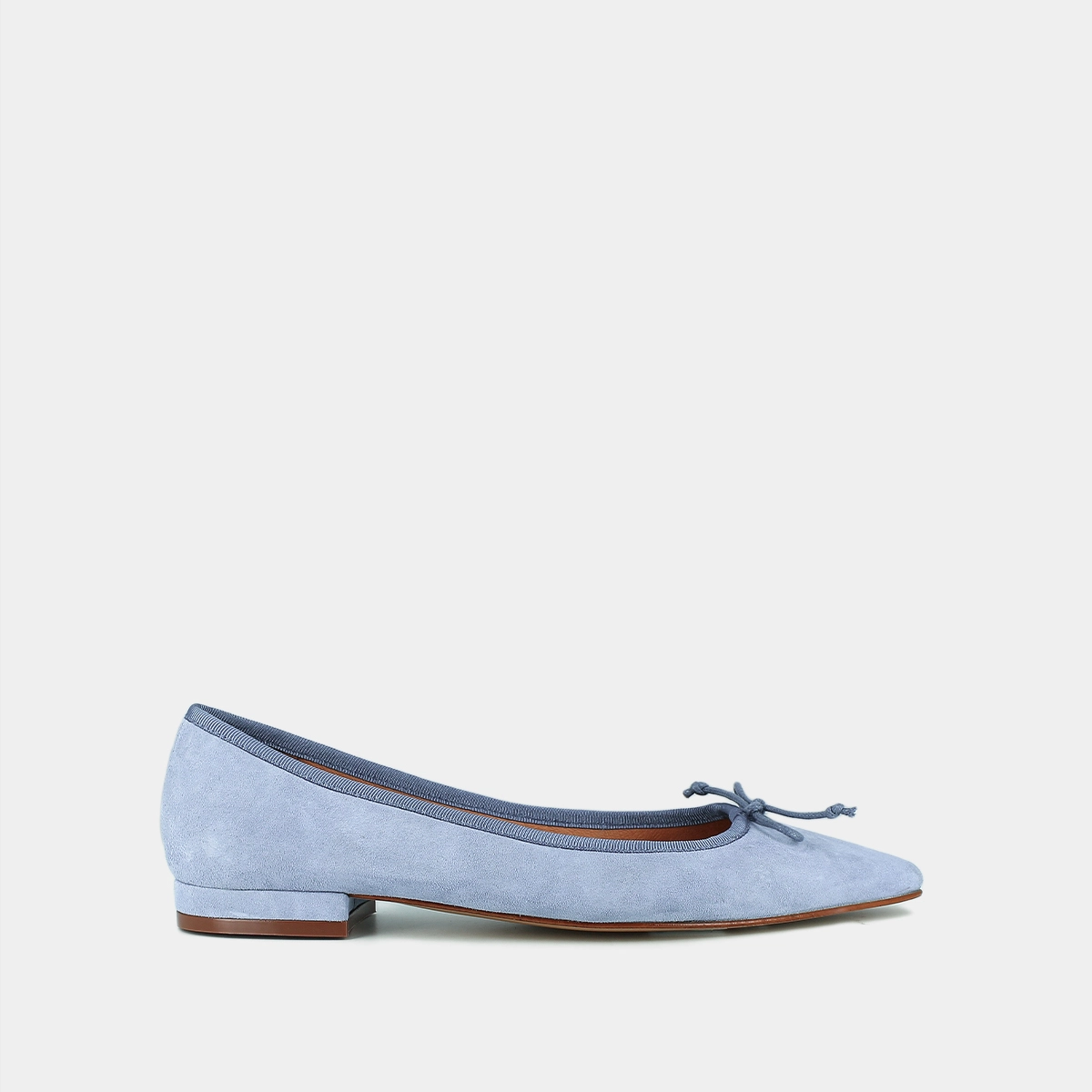 Pointed-toe ballet flats with laces in light blue velvet | DAMO