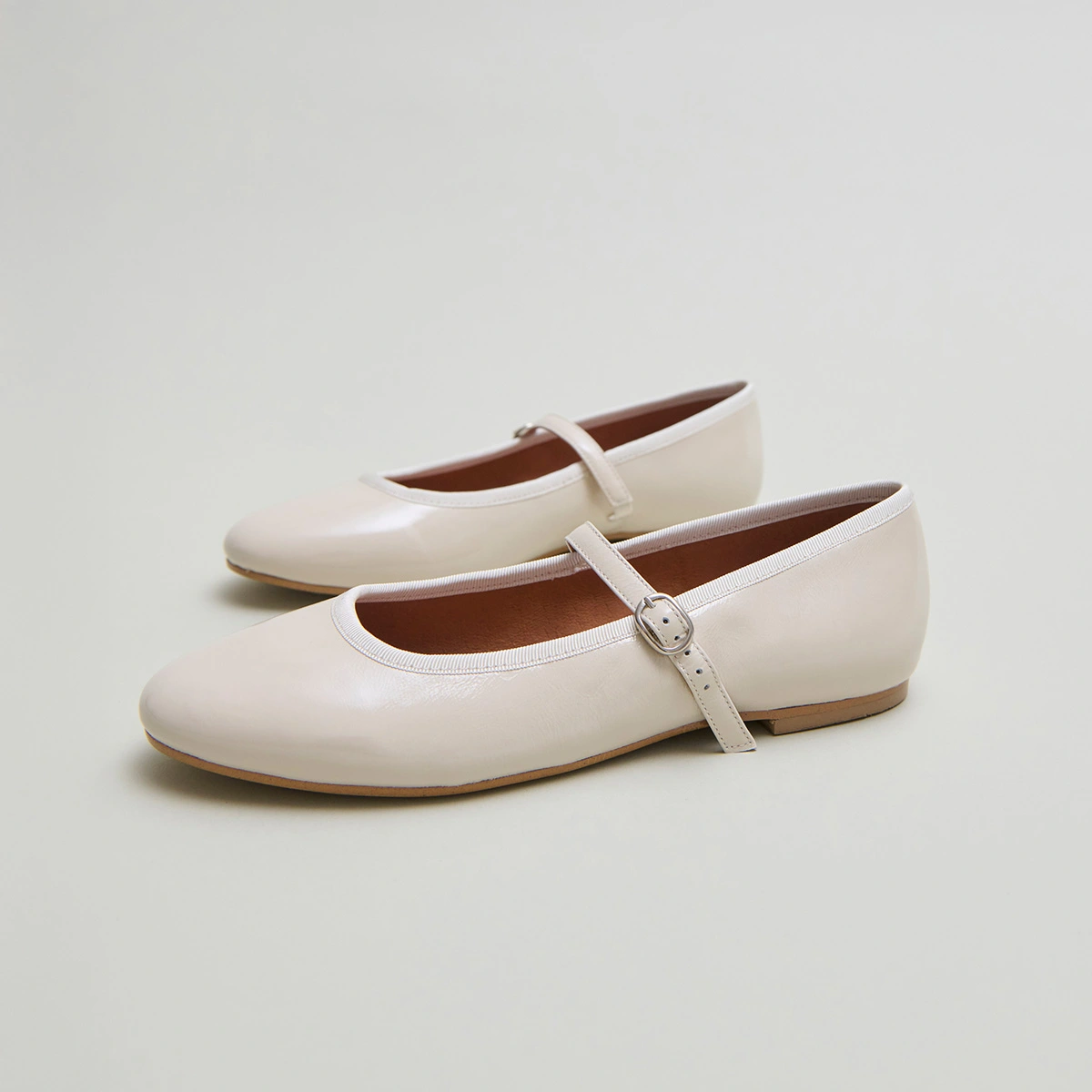 Ballet flats with straps in ecru pleated varnish | DOUCEUR