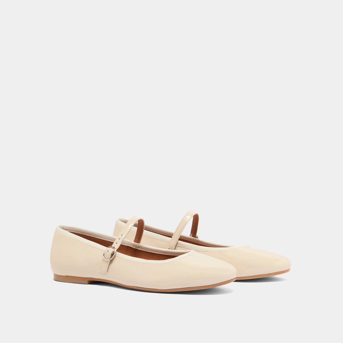 Ballet flats with straps in ecru pleated varnish | DOUCEUR