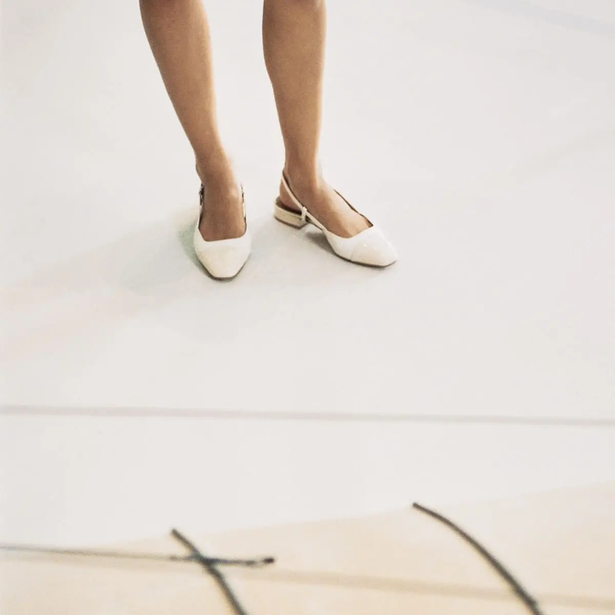 Slingbacks ballet flats in ecru patent and leather | DHAPOU