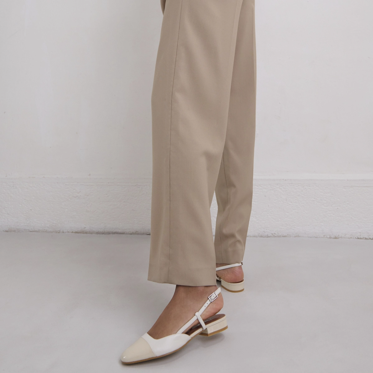 Slingbacks ballet flats in ecru patent and leather | DHAPOU