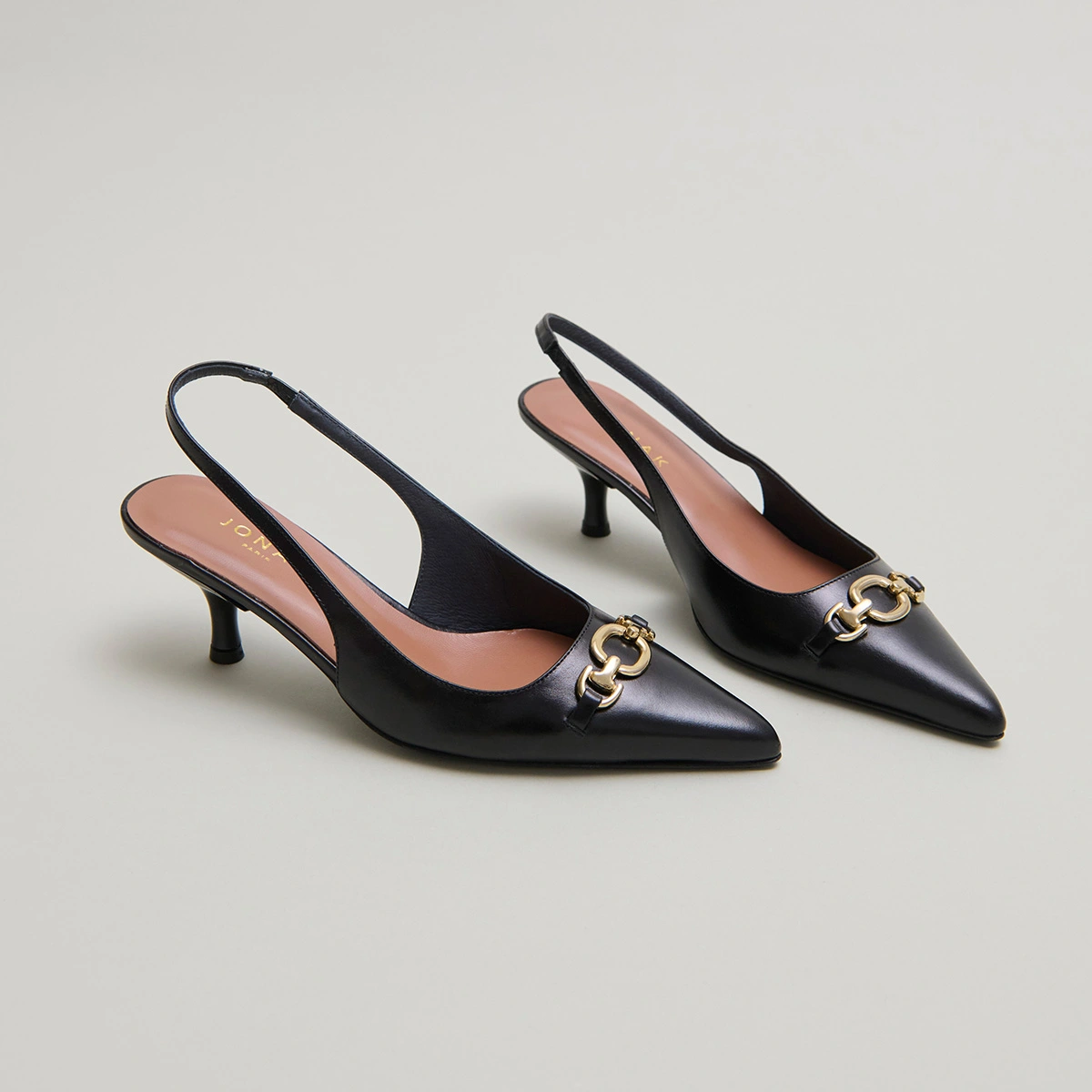Pumps with gold bits in black leather | DATURA