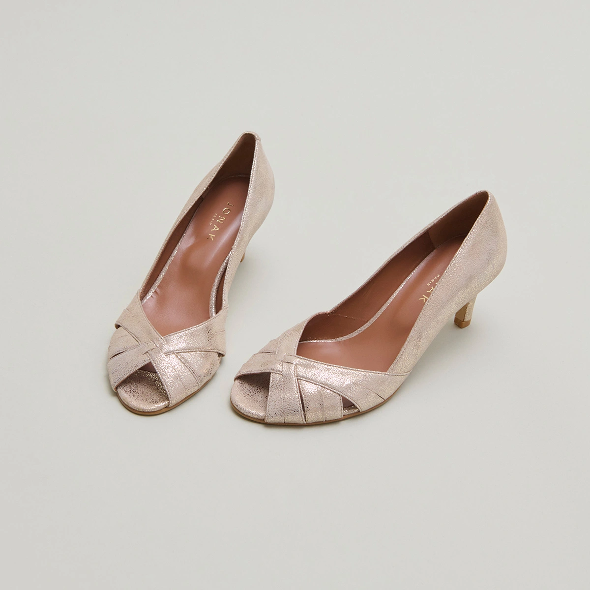 Low heeled pumps in platinum laminated velvet | DAMIENNE