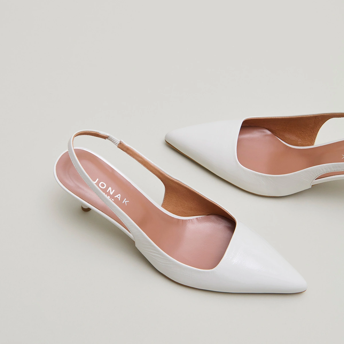Pointed-toe pumps in pearl pleated varnish | DIAMANTINE