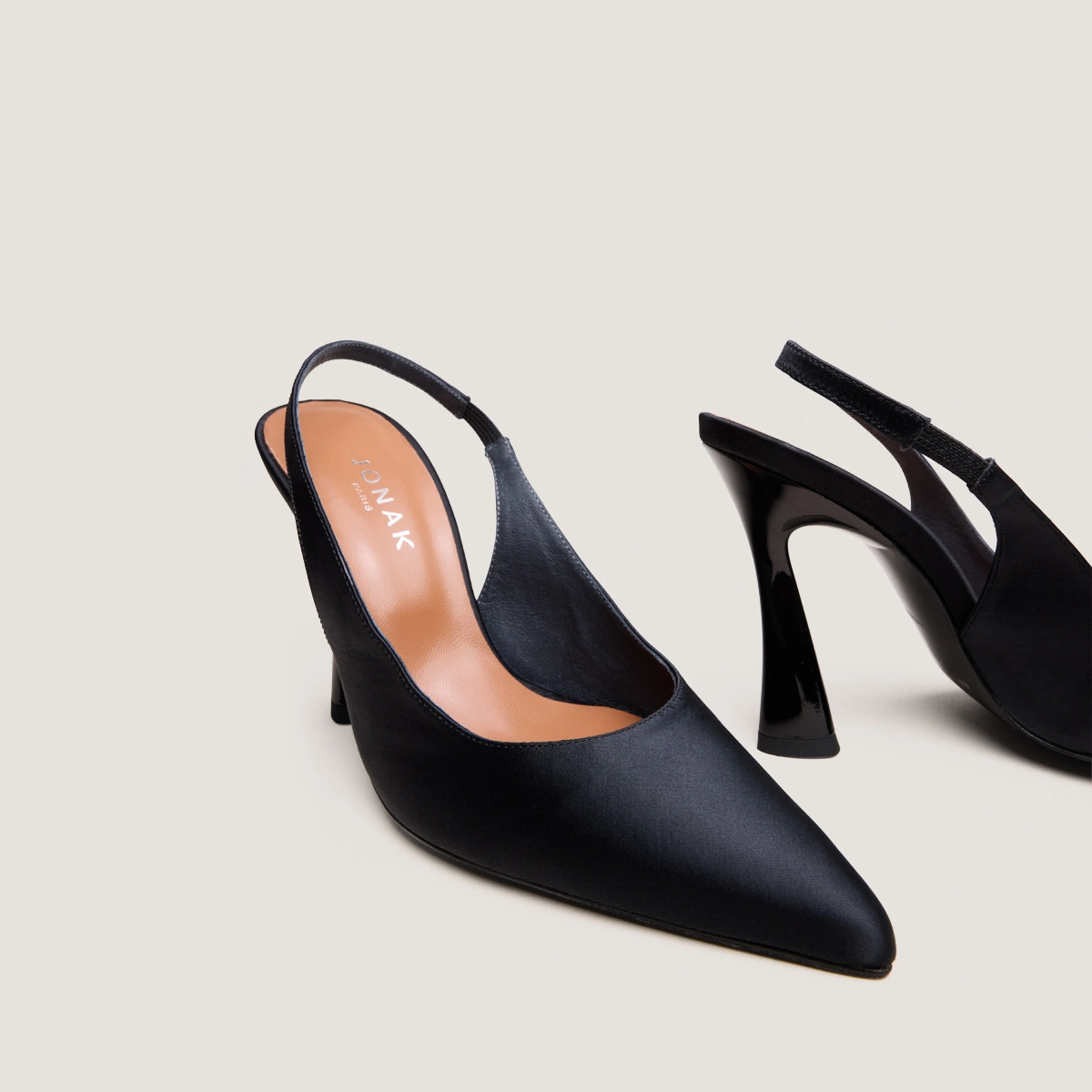 Pointed-toe slingbacks in black satin | DRESSY