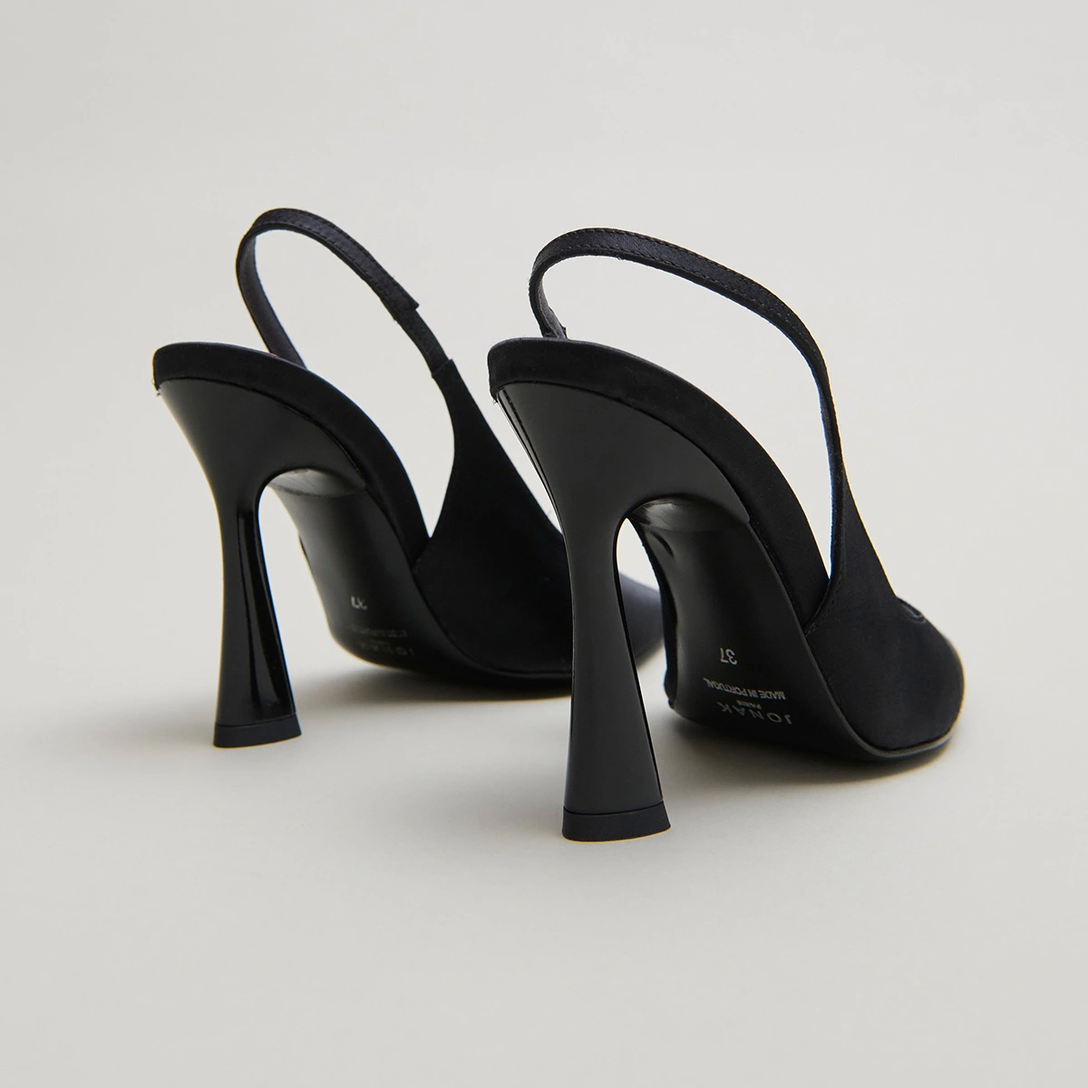 Pointed-toe slingbacks in black satin | DRESSY