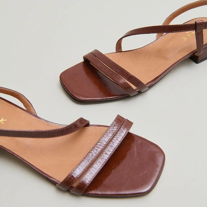 Sandals with small heels in dark brown shiny leather | anaya