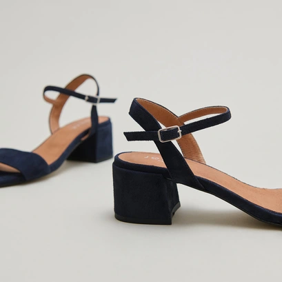 Heeled sandals with round toes in marine velvet | anker