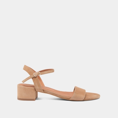 Square-heeled sandals in camel velvet | via