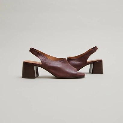 Open-toe sandals in brown leather | brownie