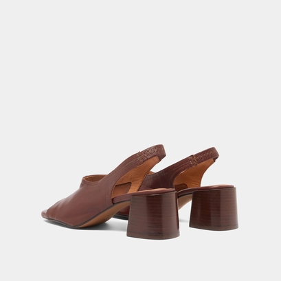 Open-toe sandals in brown leather | brownie