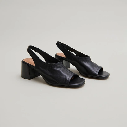 Open-toe sandals in black leather | brownie
