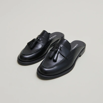 Loafers with tassels and open backs in black glazed leather | nataly