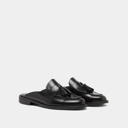 Loafers with tassels and open backs in black glazed leather | nataly