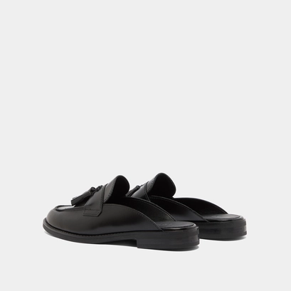 Loafers with tassels and open backs in black glazed leather | nataly