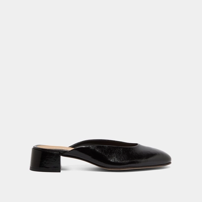 Mules with small heels in black pleated varnish | nine