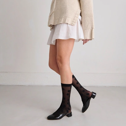 Mules with small heels in black pleated varnish | nine