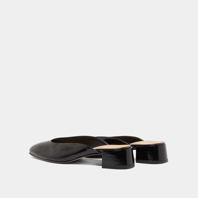 Mules with small heels in black pleated varnish | nine