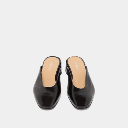 Mules with small heels in black pleated varnish | nine