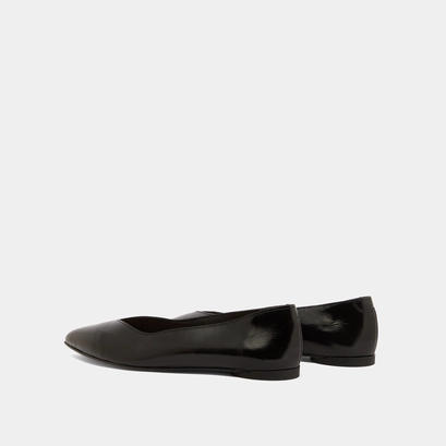 Pointed-toe ballet flats in black pleated varnish | noemie
