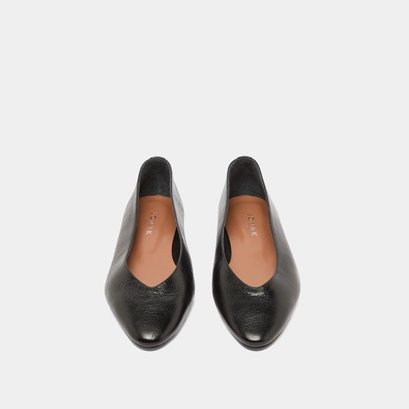 Pointed-toe ballet flats in black distressed leather | dassus