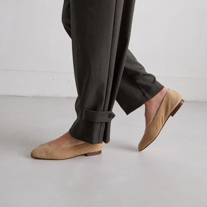 Pointed-toe ballet flats in camel velvet | dassus