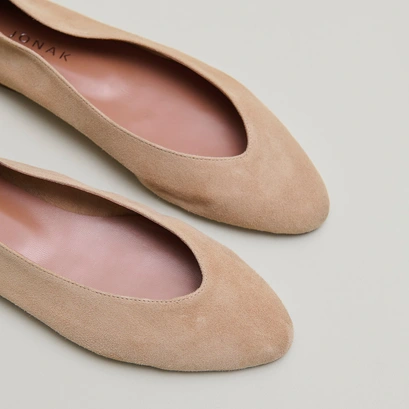 Pointed-toe ballet flats in camel velvet | dassus