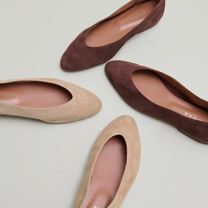 Pointed-toe ballet flats in camel velvet | dassus