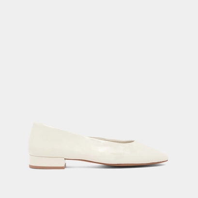 Ballet flats with small heels in ecru pleated varnish | lea
