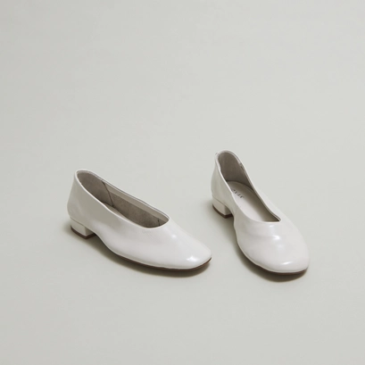 Ballet flats with small heels in ecru pleated varnish | lea