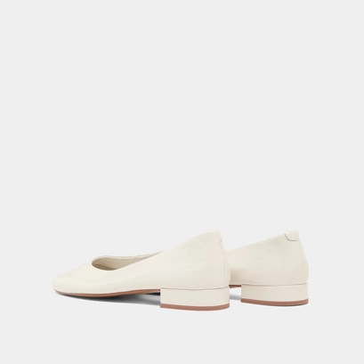Ballet flats with small heels in ecru pleated varnish | lea