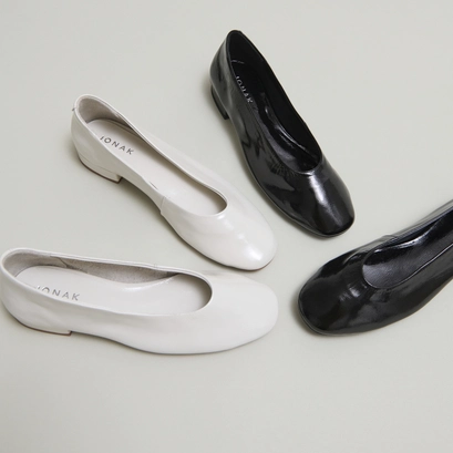 Ballet flats with small heels in ecru pleated varnish | lea
