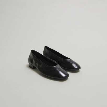 Ballet flats with small heels in black pleated varnish | lea