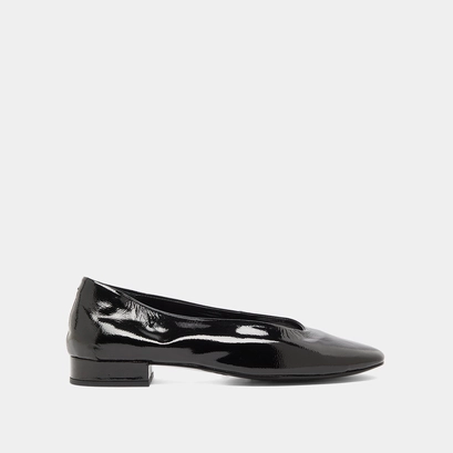 Ballet flats with small heels in black pleated varnish | lea