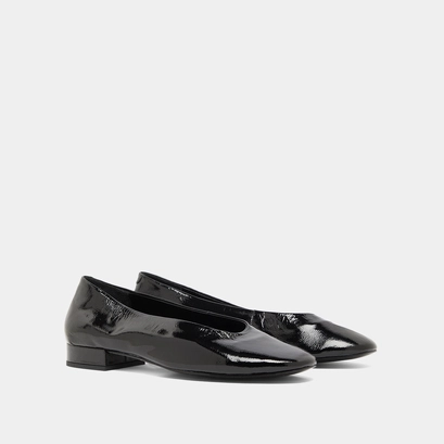 Ballet flats with small heels in black pleated varnish | lea