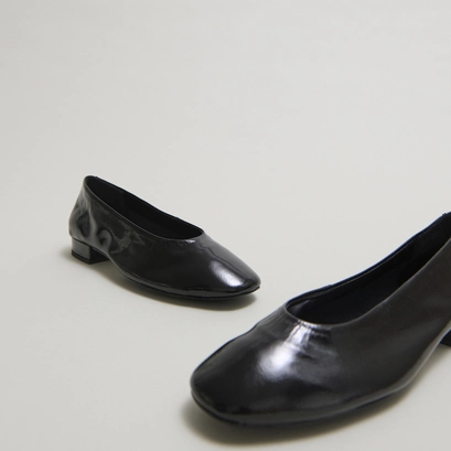 Ballet flats with small heels in black pleated varnish | lea