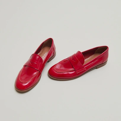 Round-toe loafers in red pleated varnish | THELMA
